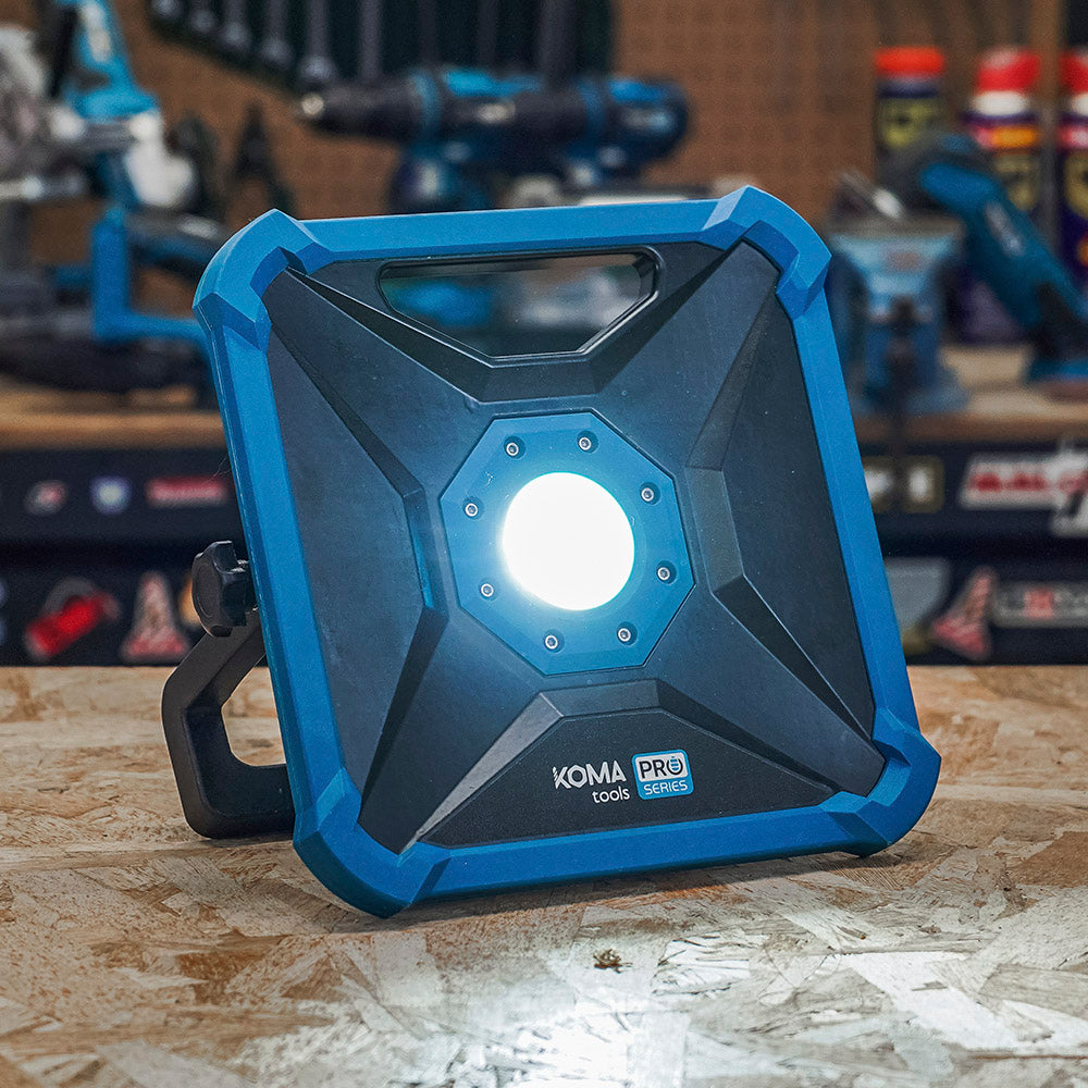 Foco proyector led KOMA (no incluye bateria)