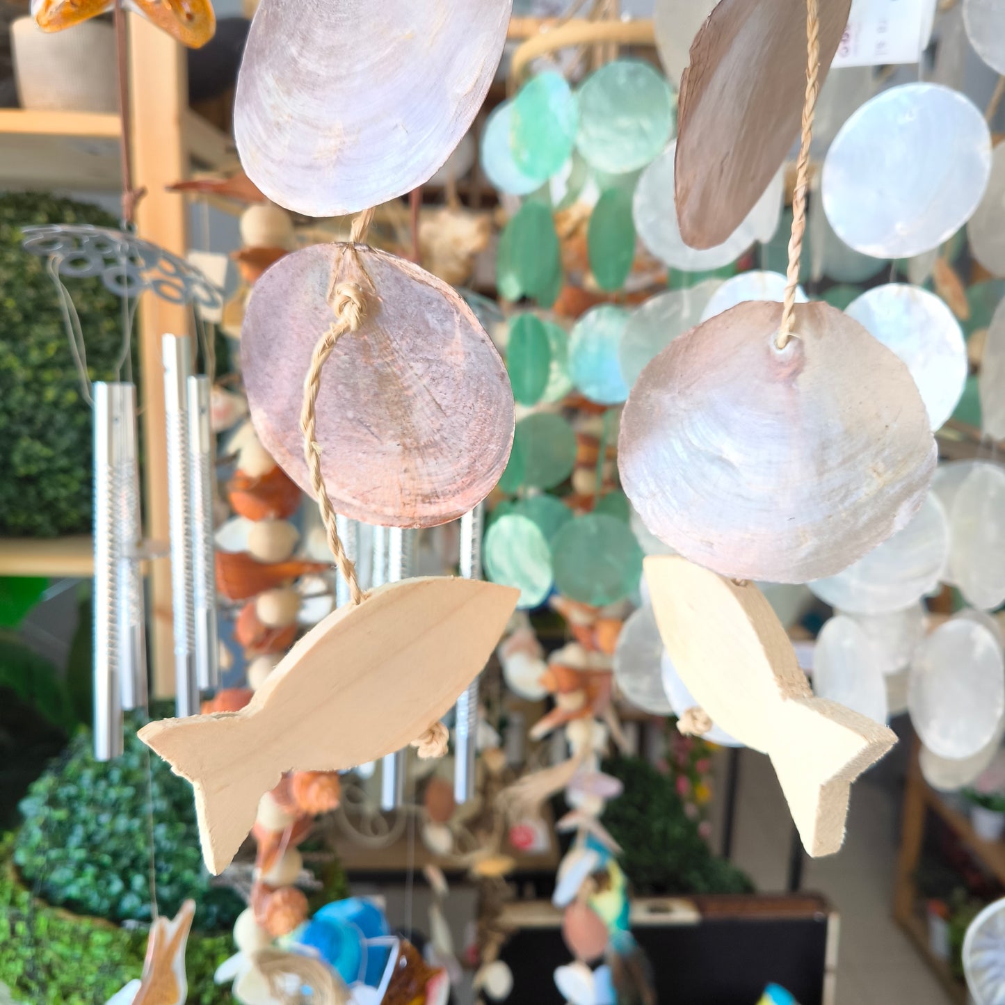 Móvil de nácar con peces blancos 16*65cm