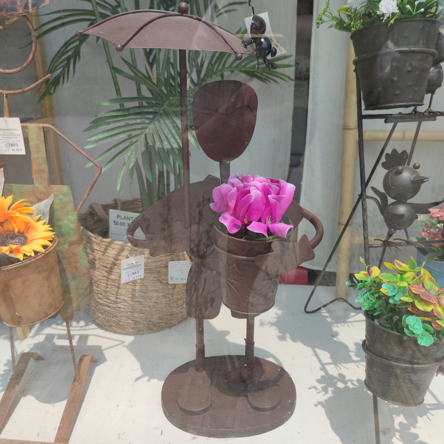 MACETERO LATON NIÑO PARAGÜAS 32X21X70
FIGURA HIERRO